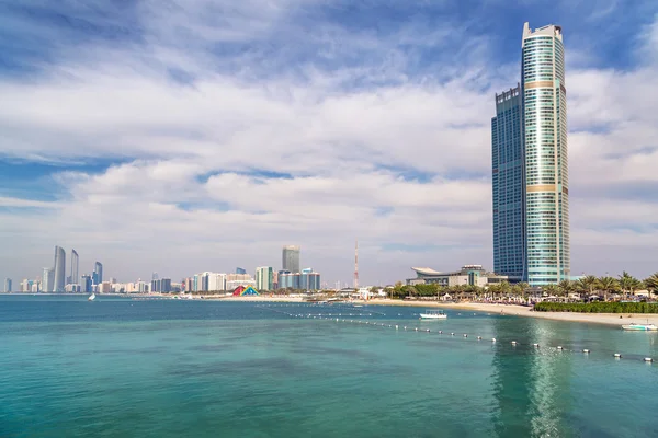 Panorama de Abu Dhabi, la capital de los Emiratos Árabes Unidos — Foto de Stock