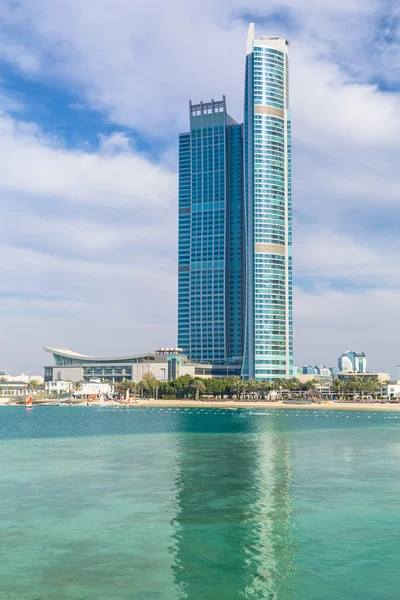 Rascacielos en el Golfo Pérsico en Abu Dhabi, Emiratos Árabes Unidos — Foto de Stock