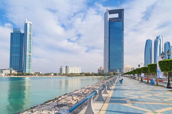 Promenade at Persian Gulf in Abu Dhabi — Stock Photo, Image