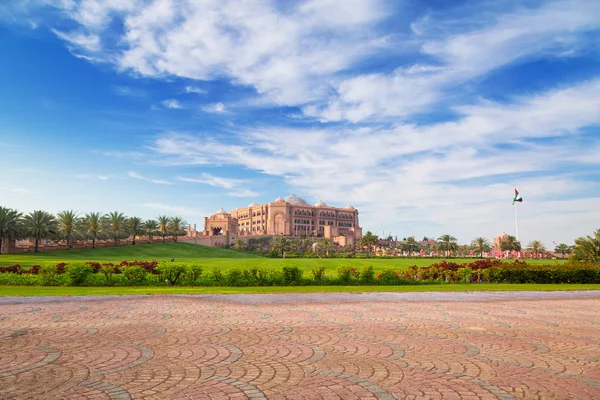 Emirates Palace y jardines en Abu Dhabi —  Fotos de Stock