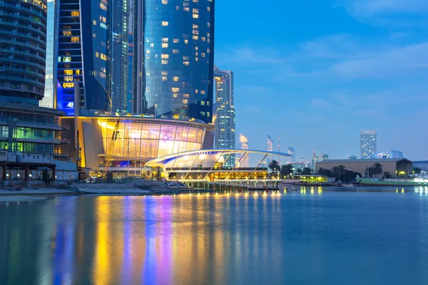 Edificios Etihad Towers en Abu Dhabi por la noche — Foto de Stock