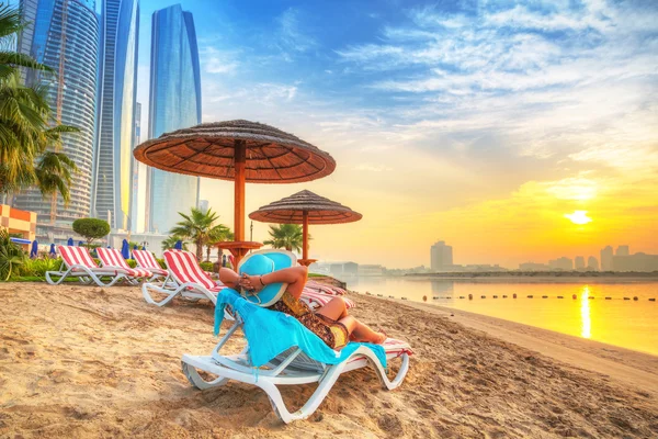 Vacaciones de sol en la playa del Golfo Pérsico — Foto de Stock