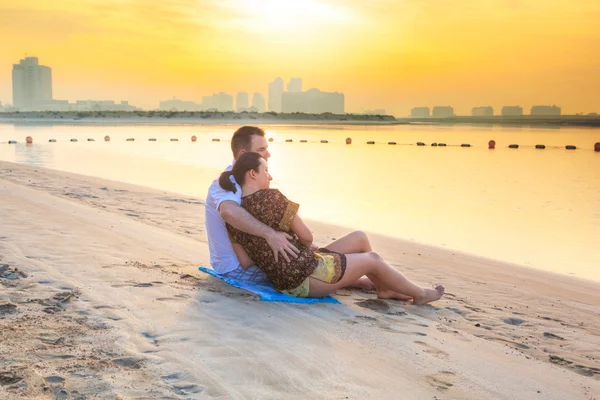 Par titta romantiska soluppgången på stranden — Stockfoto