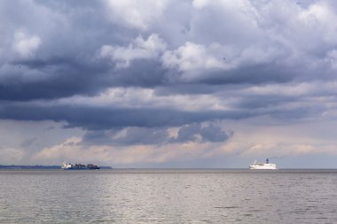 Baltık Denizi üzerinde feribot ve konteyner yük gemisi