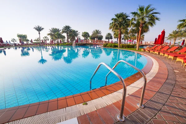 Salida del sol en la piscina tropical — Foto de Stock