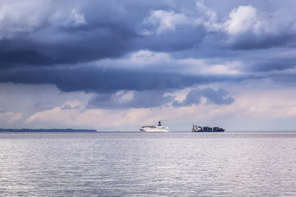 Ferry et porte-conteneurs cargo sur la mer Baltique — Photo