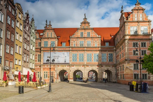 Gdansk eski şehir yeşil kapı — Stok fotoğraf