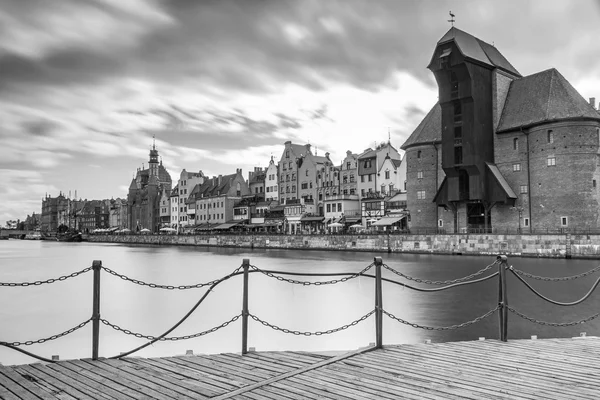 Středověký přístavní jeřáb Bayjonn řeku v Gdaňsku — Stock fotografie