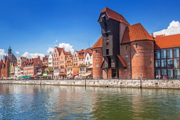 Guindaste portuário medieval sobre o rio Motlawa em Gdansk — Fotografia de Stock
