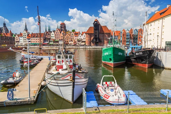 Marina a Motlawa fiume nel centro storico di Danzica — Foto Stock