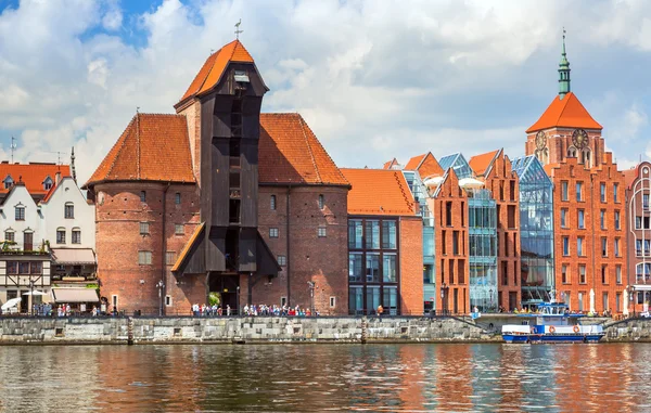 Средневековый портовый кран над рекой Мотлава в Гданьске — стоковое фото