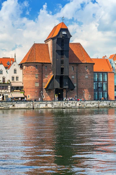 Middeleeuwse poort kraan over motlawa rivier in gdansk — Stockfoto