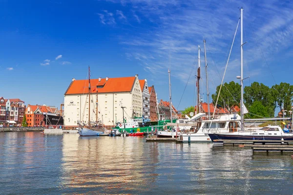 Jachthaven van motlawa rivier in oude stad van gdansk — Stockfoto