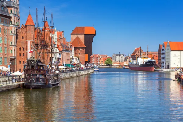 La grue portuaire médiévale sur la rivière Motlawa, Gdansk — Photo