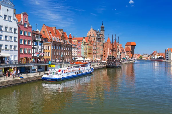 До середньовічного портового крана над річкою motlawa, Гданськ — стокове фото