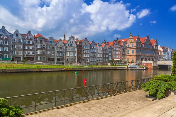 Casco antiguo de Gdansk en el río Motlawa en Gdansk — Foto de Stock