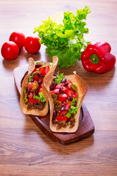 Meksykańskie tacos w muszli tortilla — Zdjęcie stockowe