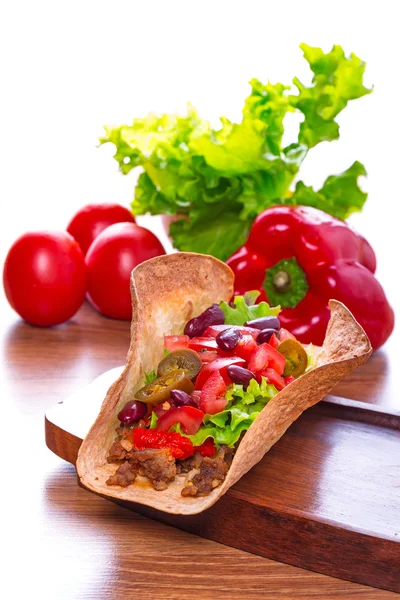 Tortilla kabuklarında Meksikalı tacos — Stok fotoğraf