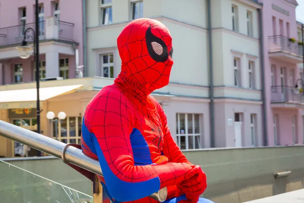 Homem em roupa de homem-aranha na praça principal de Sopot — Fotografia de Stock