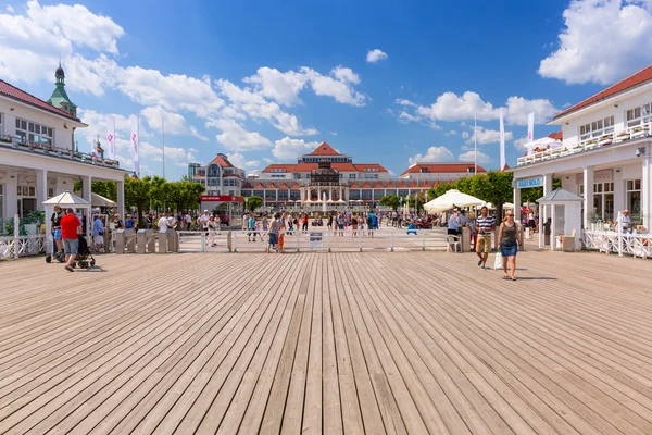 Ludzie na Sopot Molo na Morze Bałtyckie, Polska — Zdjęcie stockowe