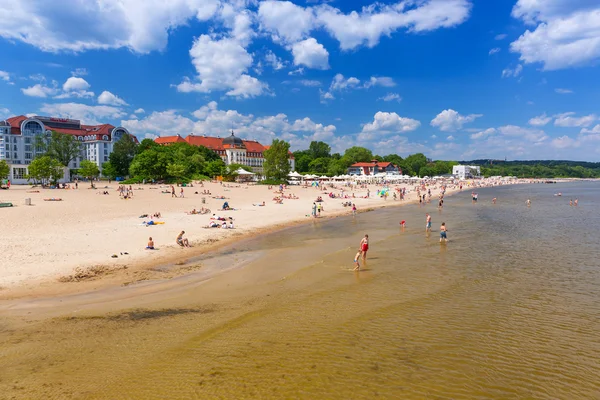 Lidé na pláži sopot — Stock fotografie