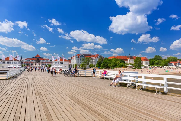 Lidé na sopot molo na Baltském moři, Polsko — Stock fotografie