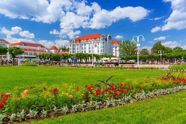 Kwadratowych z pięknym ogrodem na molo Sopot, Polska — Zdjęcie stockowe