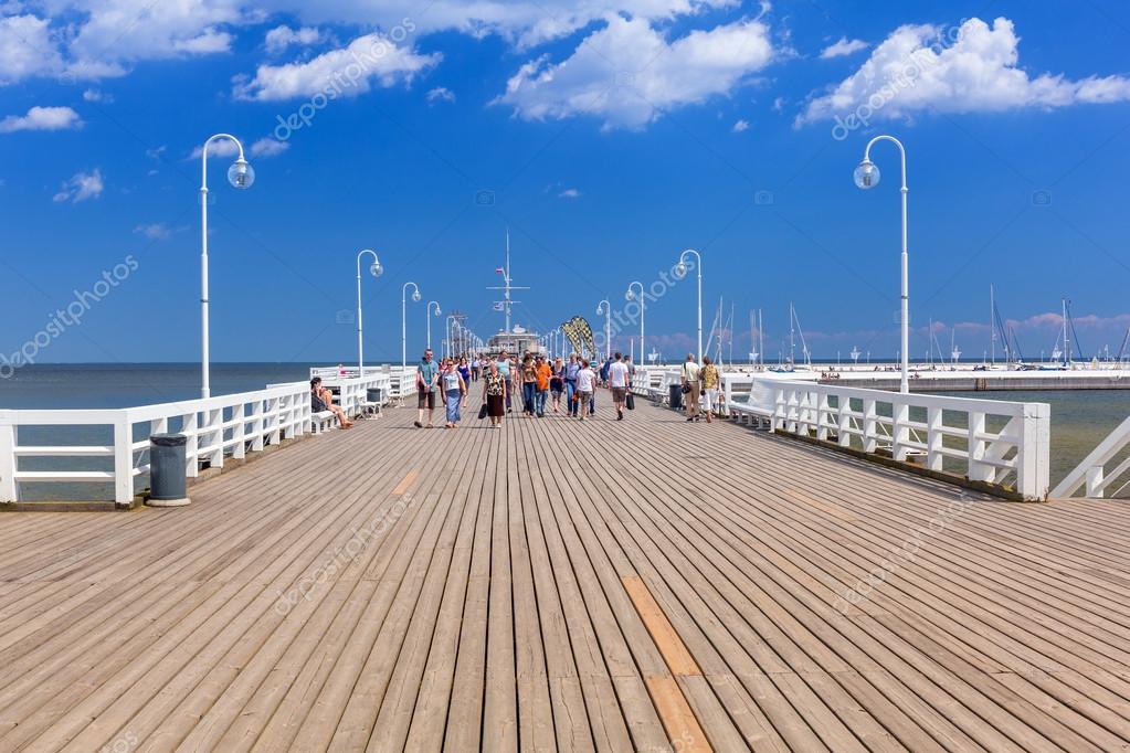 Lidé na sopot molo na Baltském moři, Polsko - Stock redakční Foto