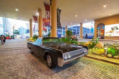 Lincoln continental otel Dubai dışında park etmiş.