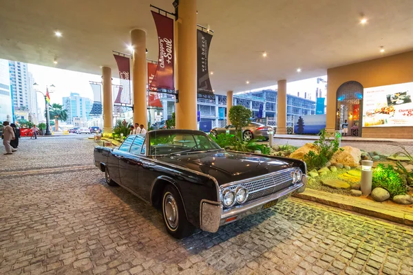 Lincoln continental geparkeerd buiten het hotel in dubai — Stockfoto