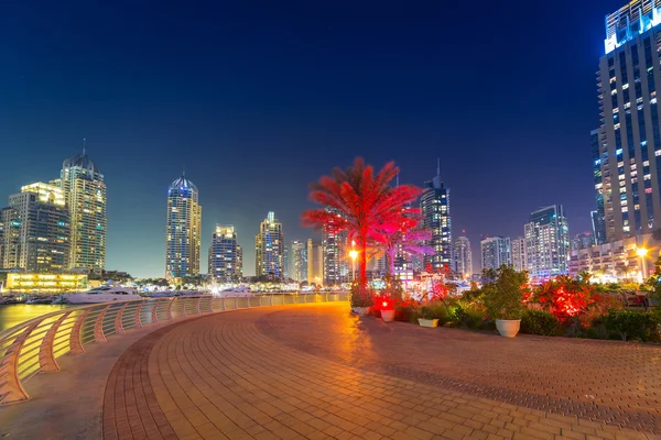 Zgârie-nori din Dubai Marina noaptea — Fotografie, imagine de stoc