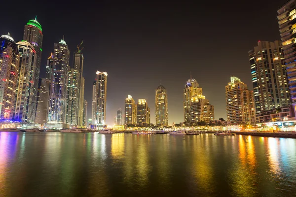 Wolkenkrabbers van dubai marina's nachts — Stockfoto