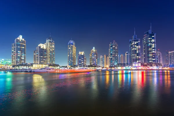 Wolkenkratzer des Jachthafens von Dubai bei Nacht — Stockfoto