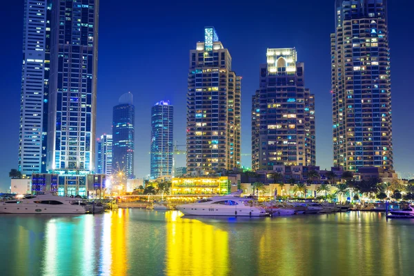 Les gratte-ciel de Dubai Marina la nuit — Photo