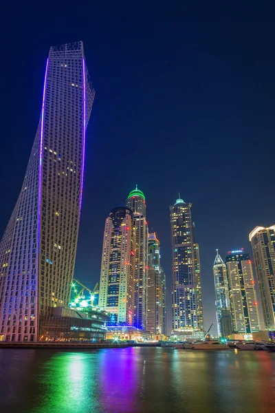 Wolkenkratzer des Jachthafens von Dubai bei Nacht — Stockfoto