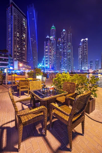 Restauranttisch im Jachthafen Dubai bei Nacht — Stockfoto