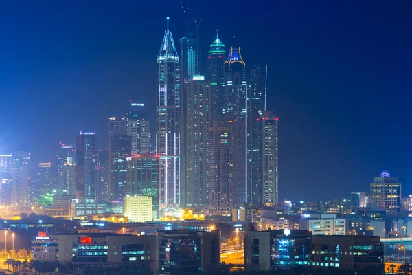 Wolkenkrabbers van dubai marina's nachts — Stockfoto