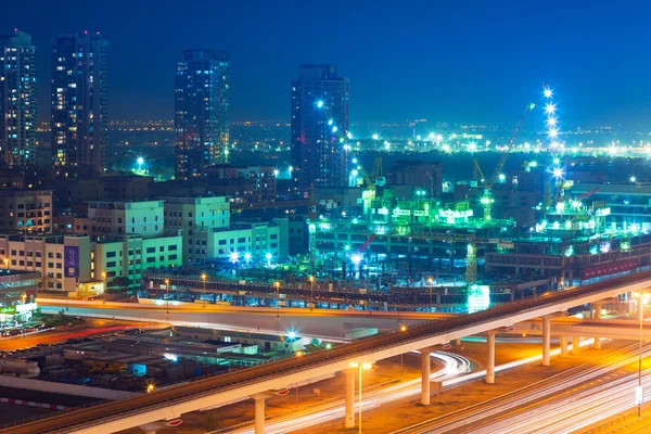 Parque tecnológico de Dubai Internet City por la noche — Foto de Stock