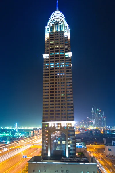 Die al kazim türme in dubai media city in der nacht — Stockfoto