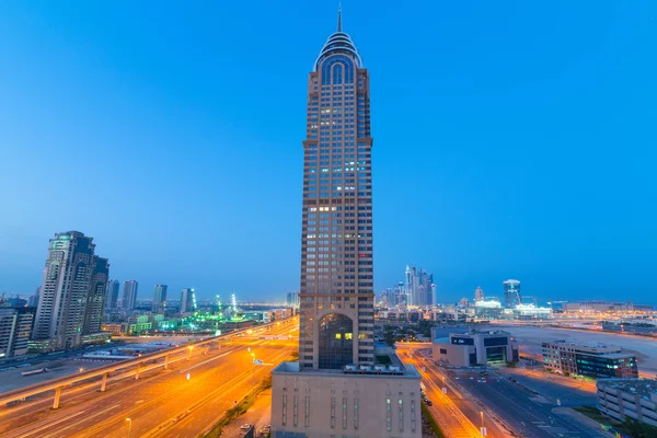 Die al kazim türme in dubai media city in der nacht — Stockfoto