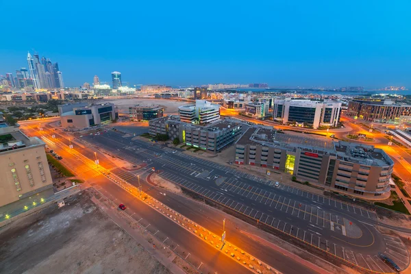 Teknik park i dubai internet city på natten — Stockfoto