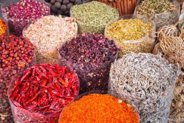 Baharat ve otlar piyasada