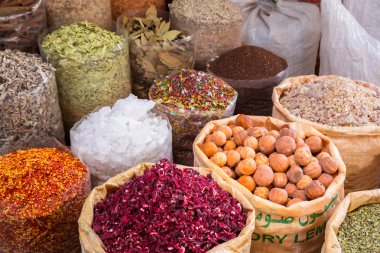Baharat ve otlar piyasada