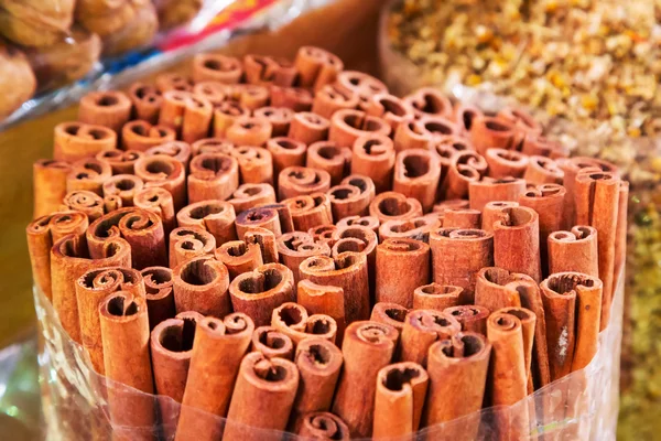 Varas de canela no mercado — Fotografia de Stock