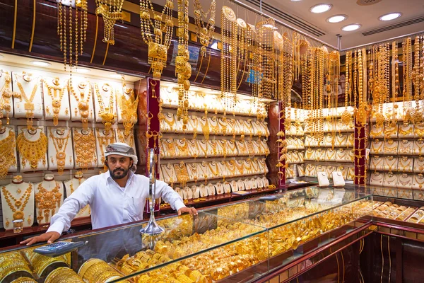 Ouro no famoso "souk dourado" em Dubai — Fotografia de Stock