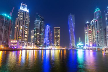 Dubai Yat Limanı gökdelenler gece, Birleşik Arap Emirlikleri