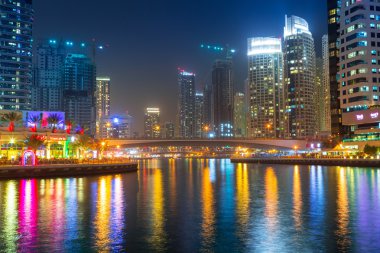 Dubai Yat Limanı gökdelenler gece, Birleşik Arap Emirlikleri