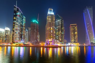 Dubai Yat Limanı gökdelenler gece, Birleşik Arap Emirlikleri