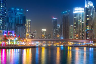 Dubai Yat Limanı gökdelenler gece, Birleşik Arap Emirlikleri