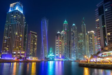 Dubai Yat Limanı gökdelenler gece, Birleşik Arap Emirlikleri